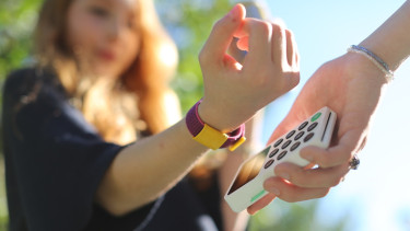 Ez most a legújabb divat: már karkötővel és gyűrűvel is fizethetnek a Gránit Bank ügyfelei (x)