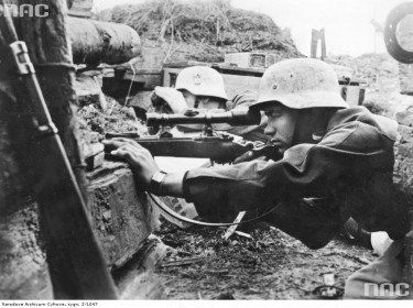 Wehrmacht_sniper_team_in_position_1943