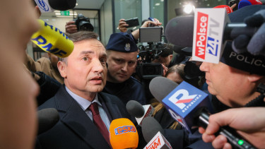 Jóváhagyta a lengyel parlament a volt miniszter letartóztatását, aki éppen Budapesten tartózkodik