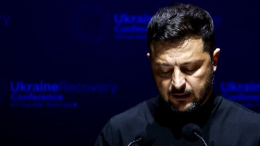 Elözönlötték Ukrajna utcáit a dühös emberek – Zelenszkij máris bedobja a törülközőt?