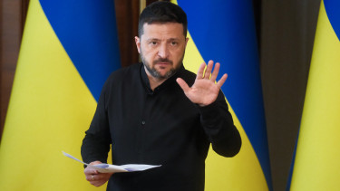 Kíméletlen választ adott Zelenszkij Putyin meghívására: egyetlen, rövid mondattal intézte el az elnök a kérdést